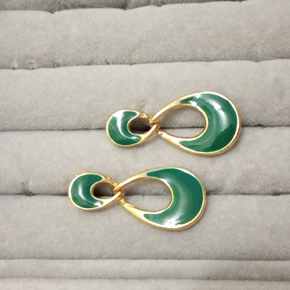 Emerald green double loop oval dangle post earrings gold tone